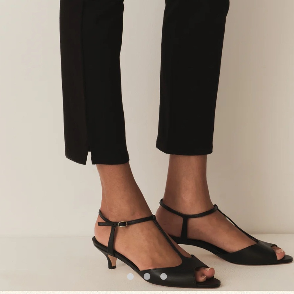DOEN NWT Black T-Strap Kitten Heel Sandals